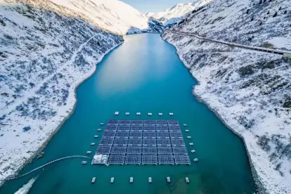 Paneles solares flotantes en el embalse Lac des Toules en Suiza